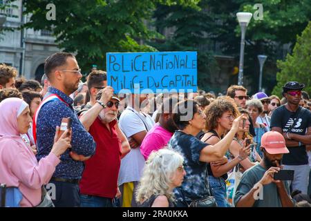Marseille, France. 29th juin 2023. Un manifestant tient un écriteau lors de la manifestation exigeant justice pour Nahel. Le jeune Nahel, 17 ans, a été tué mardi 27 juin à Nanterre (France), dans les hauts-de-Seine, par un policier qui a utilisé son arme après avoir refusé de se conformer alors qu'il conduisait sans permis. L'affaire refait revivre le débat sur la violence policière, plusieurs émeutes ont eu lieu dans tout le pays. Le policier a été inculpé pour « homicide intentionnel » et placé en garde à vue. (Photo de Denis Taust/SOPA Images/Sipa USA) crédit: SIPA USA/Alay Live News Banque D'Images