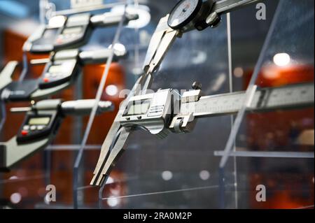 Pieds à coulisse numériques sur présentation du magasin de matériel Banque D'Images