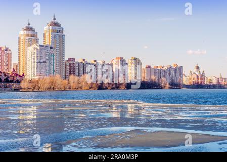 Les bâtiments modernes à proximité de la rivière Dniepr congelé à Kiev Banque D'Images