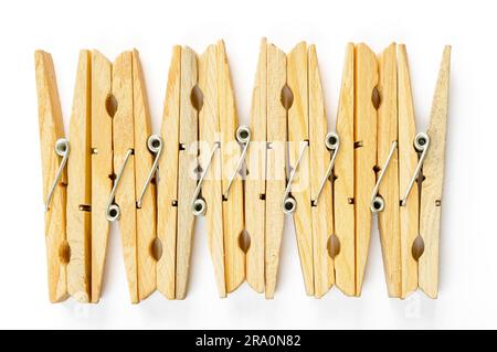 Pinces à linge en bois neuf dans la rangée, sur fond blanc Banque D'Images