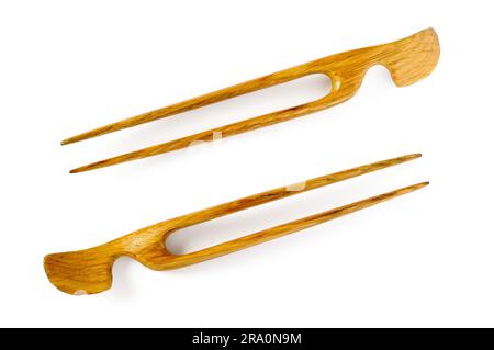 Une paire de hairsticks en bois sur fond blanc Banque D'Images