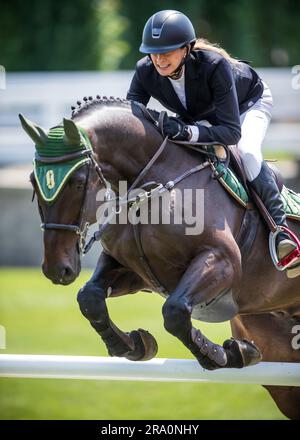 Florencia Vega, du Mexique, en compétition au salon panaméricain de Spruce Meadows à Calgary, Alberta, Canada sur 29 juin 2023. Banque D'Images