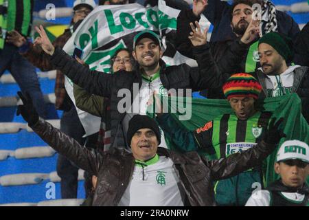 Montevideo, Uruguay. 29th avril 2023. Supporters de l'Amérique Mineiro, pendant le match entre Penarol et America Mineiro pour la ronde 6st du Groupe F de Conmebol Sul-Americana 2023, au Stade Centenario, à Montevideo, Uruguay sur 29 juin. Photo: Piscine Pelaez Burga/DiaEsportivo/DiaEsportivo/Alay Live News crédit: DiaEsportivo/Alay Live News Banque D'Images