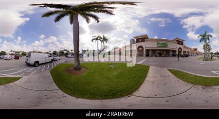 Vue panoramique à 360° de Dania Beach, FL, USA - 29 juin 2023 : 360 photo equirectangulaire Publix Supermarket