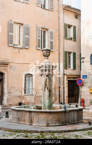 Brignoles, France, 09 octobre 2009 : l'ancienne fontaine de la place Jean Raynaud dans la ville de Brignoles en Provence, au sud de la France Banque D'Images