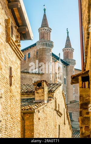 La ville Renaissance d'Urbino, Marche, Italie. Vue sur le Palais Ducale (Palazzo Ducale) dans la ville d'Urbino, Marche, Italie Banque D'Images