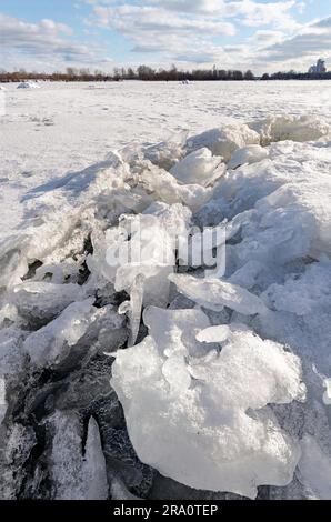 Détail de la glace sur le fleuve Dniepr congelé à Kiev, Ukraine, lors d'un hiver froid Banque D'Images