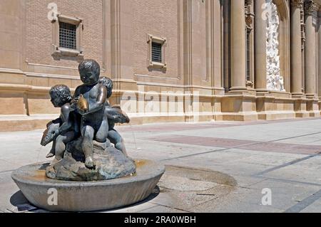 Fontaine, Saragosse, Basilique nuestra Senora l Zaragoza, devant la Basilique del Pilar, Plaza del Pilar, Saragosse, Aragon, Espagne Banque D'Images