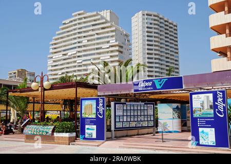 Calpea Real Estate, Playa la Fossa Beach Promenade, Parc naturel de Penon de Ifach, Calp, Alicante, Costa Blanca, Espagne Banque D'Images