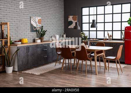 Intérieur de la cuisine moderne avec table à manger et comptoirs gris Banque D'Images