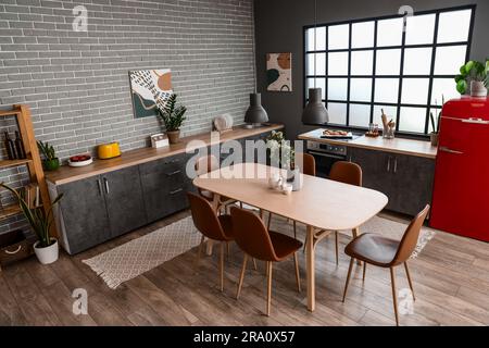 Intérieur de la cuisine moderne avec table à manger et comptoirs gris Banque D'Images
