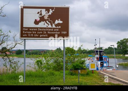 PRODUCTION - 24 mai 2023, Basse-Saxe, Neu Bleckede: 'Ici, l'Allemagne et l'Europe ont été divisés jusqu'à 26 novembre 1989 à 1:15.' Dit un panneau sur les rives de l'Elbe. La fin du mois de juin marque le 30th anniversaire du jour où la municipalité d'Amt Neuhaus et certaines parties de la ville de Bleckede ont été réintégrées dans le district de Lüneburg. Depuis 1993, Amt Neuhaus et certaines parties de la ville de Bleckede appartiennent à nouveau au quartier de Lüneburg. Au cours de la division allemande, les villes de la rive droite de l'Elbe faisaient partie de la RDA. Après la réunification allemande, l'unification a pris p Banque D'Images