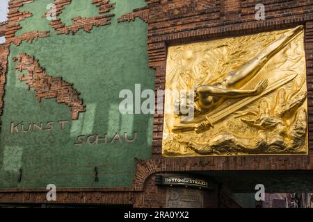 Paula Becker Modersohn House, relief de façade le Flinger léger par Bernhard Hoetger, Boettcherstrasse, Vieille ville, ville hanséatique de Brême, Allemagne Banque D'Images