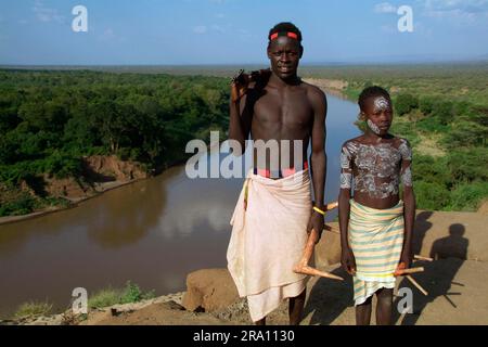 Garçons à la rivière Omo, Karo Tribe, sud de l'Éthiopie Banque D'Images