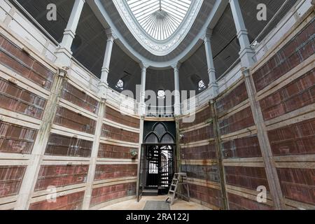 Salle funéraire ovale avec dôme en verre, construction en granit et en fer, cimetière historique Cemiterio de Agramonte, quartier de Cedofeita, Porto, Portugal Banque D'Images