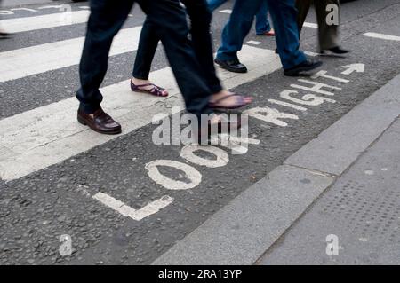 Passage piéton, regardez à droite, Oxford Street, Londres, Angleterre, Zebra Crossing Banque D'Images