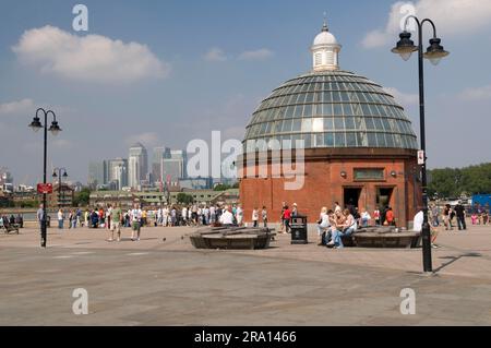 Entrée au métro piétonnier sous la Tamise, vue sur les Docklands, Londres, Angleterre, Royaume-Uni Banque D'Images