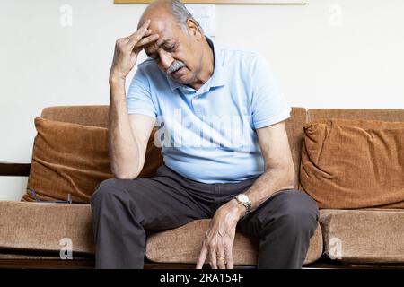 Homme âgé asiatique souffrant de douleurs cervicales, maladie du rachis cervical. les personnes âgées ayant des problèmes de santé Banque D'Images