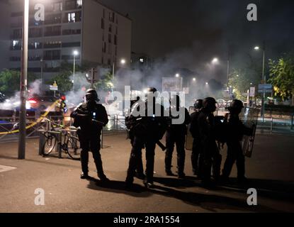 Argenteuil, France, 29/06/2023, la police de Riot fait face à des manifestants à Argenteuil, dans la banlieue parisienne, en France, sur 29 juin 2023, trois jours après qu'un adolescent ait été tué par balle lors d'un arrêt de la police dans la banlieue parisienne de Nanterre. Les protestations contre la fusillade meurtrière d'un adolescent ont secoué la France pour une troisième nuit droite à 29 juin, avec des voitures brûlées, des bâtiments vandalisés et des centaines arrêtés dans des villes du pays. Les troubles nocturnes ont suivi une marche plus tôt jeudi à la mémoire de l'homme de 17 ans, Nahel, dont la mort a ravivé des griefs de longue date à l'égard de la police et des profil raciaux Banque D'Images