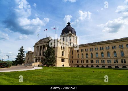 L'Assemblée législative de la Saskatchewan dans la ville de Regina. Regina est la capitale de la Saskatchewan, au Canada. On peut voir des canards marcher sur la pelouse. Banque D'Images