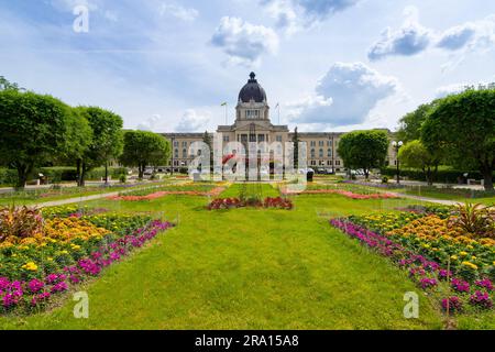 Beau jardin devant l'Assemblée législative de la Saskatchewan dans la ville de Regina. Regina est la capitale de la Saskatchewan, au Canada. Banque D'Images