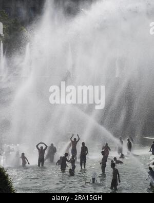 FRANCE. PARIS (16TH ARRONDISSEMENT). LES FONTAINES ET LES JARDINS DU TROCADÉRO PENDANT LA VAGUE DE CHALEUR DE FIN JUIN 2019 Banque D'Images