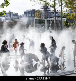 FRANCE. PARIS (1TH ARRONDISSEMENT). LE FORUM DES HALLES, COEUR DE PARIS. LE JARDIN NELSON MANDELA ET SON JARDIN AQUATIQUE DEVANT LA CANOPÉE (ARCHITECTES : Banque D'Images