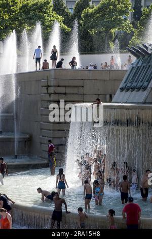 FRANCE. PARIS (16TH ARRONDISSEMENT). LES FONTAINES ET LES JARDINS DU TROCADÉRO PENDANT LA VAGUE DE CHALEUR DE FIN JUIN 2019 Banque D'Images