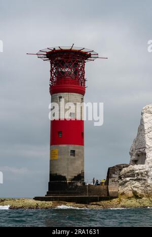 Le phare des aiguilles sur l'île de Wight a pris de près en passant par un bateau. Le phare et les formations rocheuses sont clairement visibles. Juin 2023. Banque D'Images