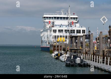 Wightlink ferry de chargement des véhicules et des passagers avant de les emmener à Lymington. Juin 2023 Banque D'Images