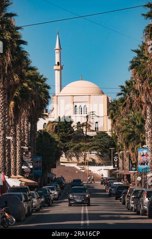 En descendant la rue bordée de palmiers vers la mosquée Durrës à Durrës, Albanie Banque D'Images