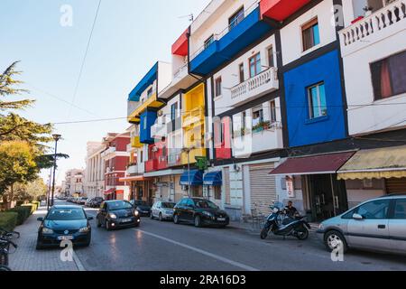 Appartements peints dans le style de l'artiste néerlandais Piet Mondrian à Durrës, Albanie Banque D'Images