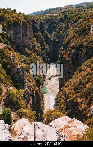 Regarder vers le bas dans le canyon d'Osumi depuis le pont de véhicules près de Blezënckë, comté de Berat, Albanie Banque D'Images