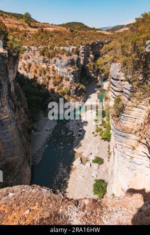 Regarder vers le bas dans le canyon d'Osumi depuis le pont de véhicules près de Blezënckë, comté de Berat, Albanie Banque D'Images