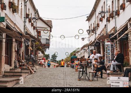 Une rue dans le centre historique de Gjirokaster, une ville dans le centre de l'Albanie Banque D'Images
