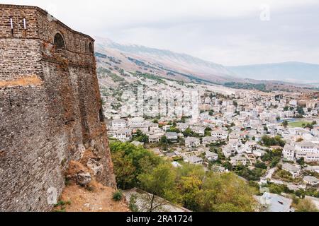 Un mur du château de Gjirokastër, une forteresse historique du 12e siècle perchée sur une colline au-dessus du canton de Gjirokastër, dans le sud de l'Albanie. Banque D'Images