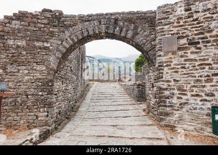 Une arche de pierre au château de Gjirokastër, une forteresse historique du 12e siècle dans le sud de l'Albanie. Maintenant un musée et un site du patrimoine mondial de l'UNESCO Banque D'Images