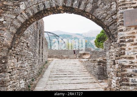 Une arche de pierre au château de Gjirokastër, une forteresse historique du 12e siècle dans le sud de l'Albanie. Maintenant un musée et un site du patrimoine mondial de l'UNESCO Banque D'Images