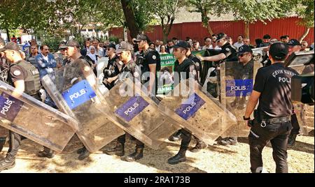 Diyarbakir, Turquie, 29/06/2023, la police turque a bloqué les médias avec leurs boucliers et les a empêchés de prendre des images lors de la cérémonie commémorative du chef kurde, Sheikh Said. Le chef kurde Sheikh Said et 46 de ses amis ont été commémorés le 98th anniversaire de leur exécution, à l'endroit où ils ont été exécutés à Diyarbakir. Kasim Firat, Président de l'Association et petit-fils de Sheikh Said, Saliha Aydeniz, Coprésident du Parti des régions démocratiques (DBP), membres du Parti de la gauche verte (YSP) et du Parti démocratique populaire (HDP), représentants du D Banque D'Images