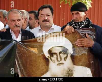 Diyarbakir, Turquie, 29/06/2023, les participants tiennent une bannière lors de la cérémonie commémorative pour le chef kurde Sheikh Said et ses amis, qui ont été exécutés il y a 98 ans. Le chef kurde Sheikh Said et 46 de ses amis ont été commémorés le 98th anniversaire de leur exécution, à l'endroit où ils ont été exécutés à Diyarbakir. Kasim Firat, Président de l'Association et petit-fils de Sheikh Said, Saliha Aydeniz, Coprésident du Parti des régions démocratiques (DBP), membres du Parti de la gauche verte (YSP) et du Parti démocratique populaire (HDP), représentants de l'Association du Barreau de Diyarbakir a Banque D'Images