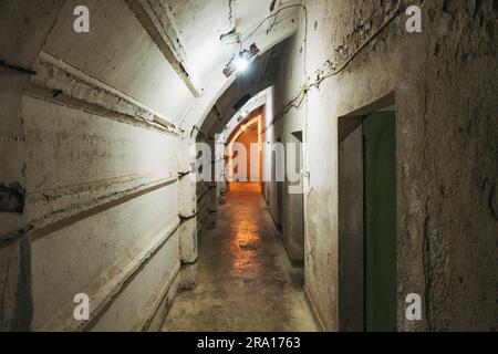 Un tunnel de bunker de la guerre froide à Gjirokastër, Albanie. Construit en secret dans les années 1970 par le dictateur Enver Hoxha, il dispose de 59 chambres dont un générateur Banque D'Images