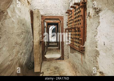 Un tunnel de bunker de la guerre froide à Gjirokastër, Albanie. Construit en secret dans les années 1970 par le dictateur Enver Hoxha, il dispose de 59 chambres dont un générateur Banque D'Images