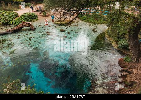 Le Blue Eye (Syri i Kaltër), une source d'eau naturelle et un trou de baignade célèbre pour sa couleur bleu profond dans le sud de l'Albanie. Un site touristique populaire Banque D'Images