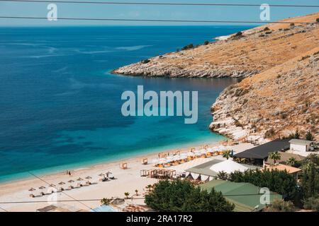 Sable blanc et eaux bleu turquoise de la plage de Llamani, dans le sud de l'Albanie Banque D'Images