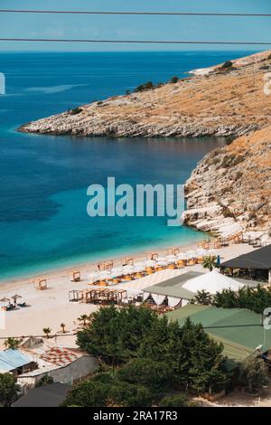 Sable blanc et eaux bleu turquoise de la plage de Llamani, dans le sud de l'Albanie Banque D'Images