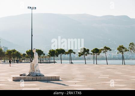 Statue d'un pêcheur sur une place de la ville côtière de Vlorë, dans le sud de l'Albanie Banque D'Images