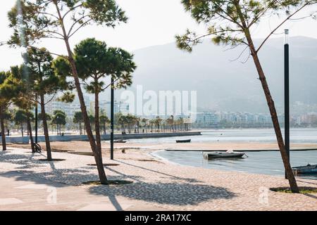 Une place au bord de l'eau nouvellement achevée financée par l'Union européenne dans la ville côtière de Vlorë, dans le sud de l'Albanie Banque D'Images