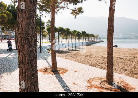 Une place au bord de l'eau nouvellement achevée financée par l'Union européenne dans la ville côtière de Vlorë, dans le sud de l'Albanie Banque D'Images