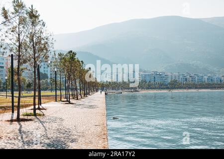 Une place au bord de l'eau nouvellement achevée financée par l'Union européenne dans la ville côtière de Vlorë, dans le sud de l'Albanie Banque D'Images