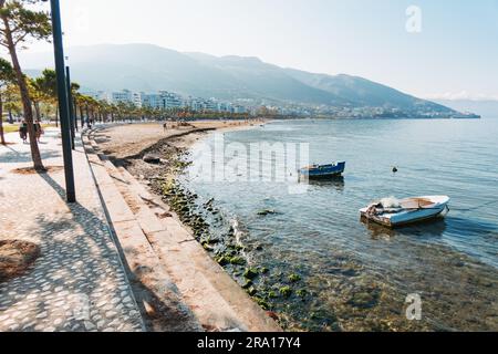 Une place au bord de l'eau nouvellement achevée financée par l'Union européenne dans la ville côtière de Vlorë, dans le sud de l'Albanie Banque D'Images